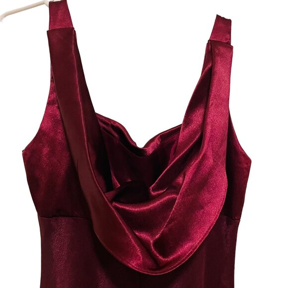 Elegant Burgundy Floor-Length Evening Gown With Rhinestone Brooch Detail & Drape - Picture 5 of 9